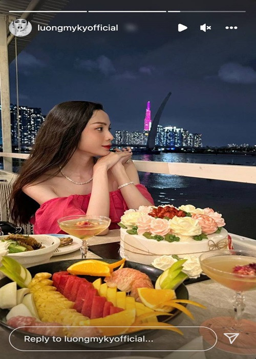 Chuyển giới giống Lynk Lee, gần đây, Lương Mỹ Kỳ vướng nghi vấn được bạn trai cầu hôn sau khi khoe một bó hoa cùng với chiếc nhẫn kim cương to khủng trên tay cũng như viết “Today is a special day for us. Happy when I got you” (Tạm dịch: Hôm nay là một ngày đặc biệt của chúng ta. Hạnh phúc khi em có anh). Ảnh: Yan