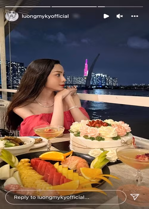 Chuyển giới giống Lynk Lee, gần đây, Lương Mỹ Kỳ vướng nghi vấn được bạn trai cầu hôn sau khi khoe một bó hoa cùng với chiếc nhẫn kim cương to khủng trên tay cũng như viết “Today is a special day for us. Happy when I got you” (Tạm dịch: Hôm nay là một ngày đặc biệt của chúng ta. Hạnh phúc khi em có anh). Ảnh: Yan