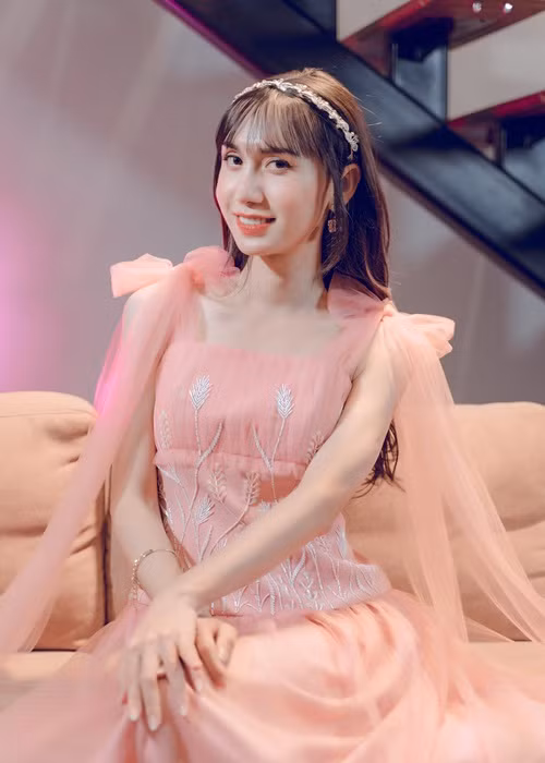 Mới đây, Lynk Lee cập nhật trạng thái “đang hẹn hò”. Bị nghi công khai hẹn hò, nữ ca sĩ đính chính cô bấm nhầm. "Tôi chưa có người yêu, khi nào có tôi sẽ thông báo với mọi người", Lynk Lee khẳng định. Ảnh: FBNV