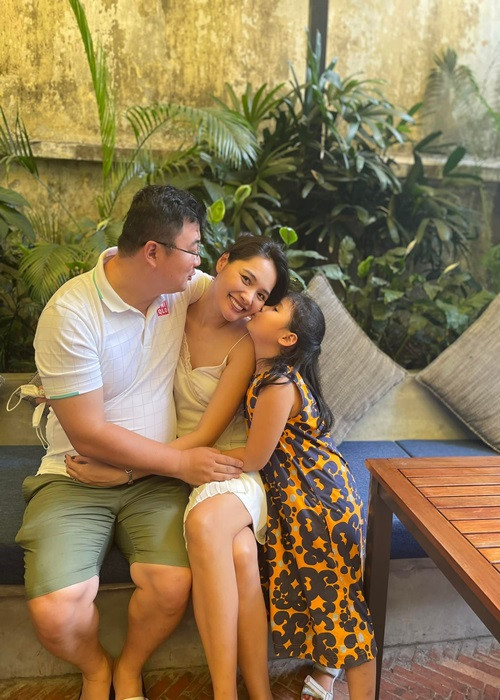 Chồng của Hương Giang hết mực yêu thương, chiều chuộng vợ con. Theo Hương Giang, bí quyết giữ gìn tình cảm vợ chồng của cô chính là sự nhường nhịn và sẻ chia. “Tới thời điểm này, chúng tôi vẫn rất hạnh phúc, có thể chia sẻ với nhau về mọi chủ đề và không xảy ra vấn đề gì quá lớn!", cô nói.