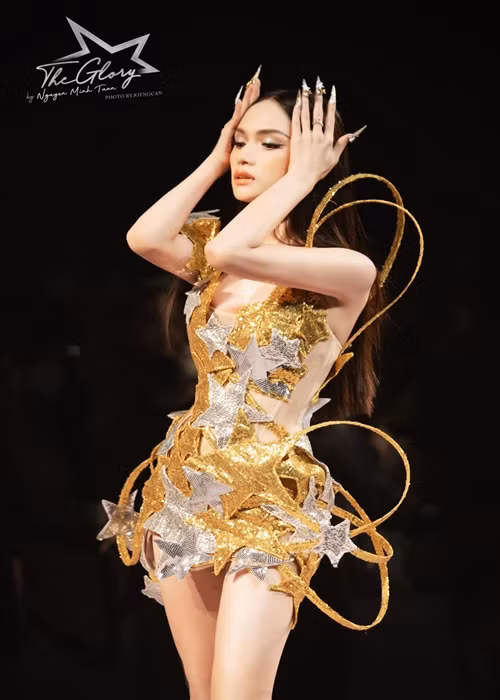 Sinh năm 1991, Hương Giang tên thật là Nguyễn Ngọc Hiếu. Năm 2018, nữ ca sĩ đăng quang cuộc thi Hoa hậu Chuyển giới quốc tế.