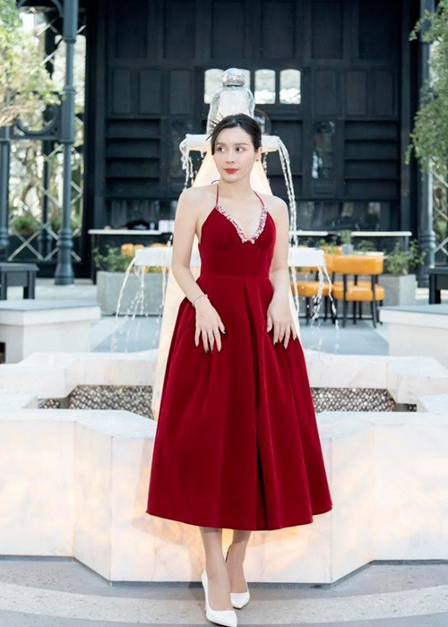 Sinh năm 1983, Lưu Hương Giang là ca sĩ. Năm 2004, cô tham gia cuộc thi Sao mai điểm hẹn. Tuy không thể chinh phục ngôi vị quán quân, Lưu Hương Giang vẫn gây ấn tượng.