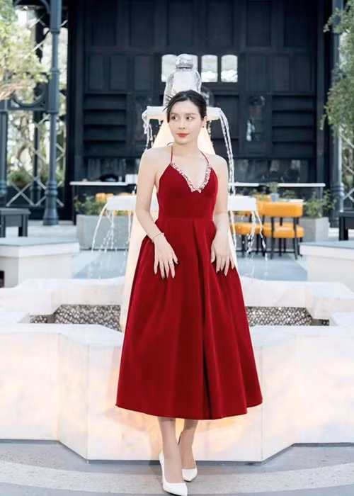 Sinh năm 1983, Lưu Hương Giang là ca sĩ. Năm 2004, cô tham gia cuộc thi Sao mai điểm hẹn. Tuy không thể chinh phục ngôi vị quán quân, Lưu Hương Giang vẫn gây ấn tượng.