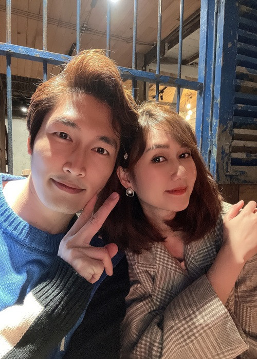 Bà mẹ một con hẹn hò nam diễn viên Đình Tú từ năm 2016. Dù hơn Đình Tú đến 3 tuổi nhưng nhờ ngoại hình trẻ trung, xinh đẹp, Hương Giang không có sự chênh lệch tuổi tác với bạn trai.