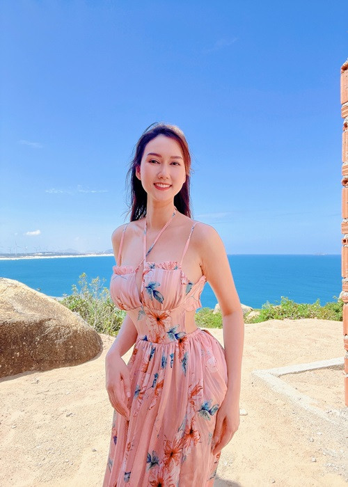 Sinh năm 1989, Hương Giang là gương mặt quen thuộc với khán giả truyền hình qua nhiều bộ phim như "Trái tim kiêu hãnh", "Lặng yên dưới vực sâu", "Sống chung với mẹ chồng", "Cô gái nhà người ta", "Mùa hoa tìm lại".