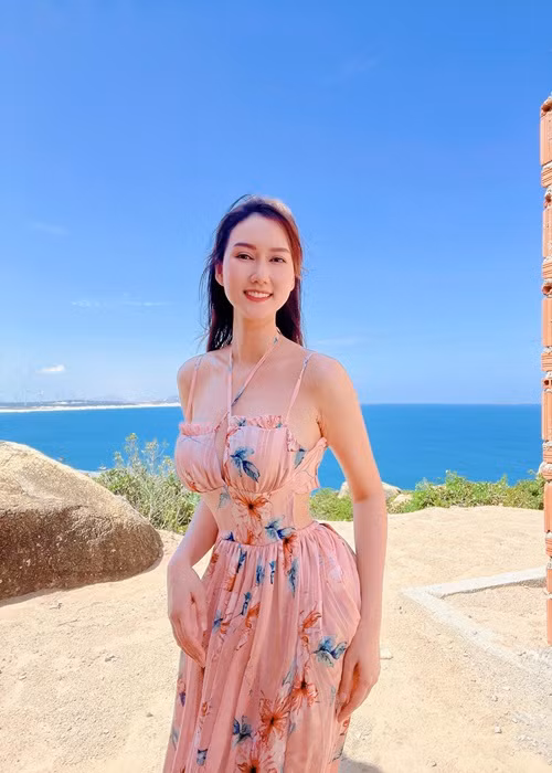 Sinh năm 1989, Hương Giang là gương mặt quen thuộc với khán giả truyền hình qua nhiều bộ phim như "Trái tim kiêu hãnh", "Lặng yên dưới vực sâu", "Sống chung với mẹ chồng", "Cô gái nhà người ta", "Mùa hoa tìm lại".