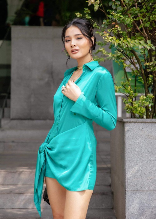 Sinh năm 1987 tại Hải Dương, Hương Giang từng tham gia nhiều cuộc thi nhan sắc trong và ngoài nước. Cô lọt top 16 Hoa hậu Thế giới năm 2009, được chuyên trang sắc đẹp uy tín Global Beauties bình chọn là Hoa hậu đẹp nhất châu Á.