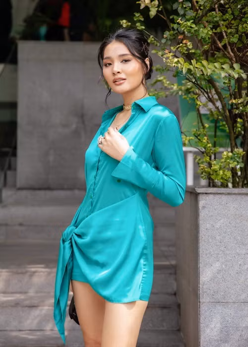 Sinh năm 1987 tại Hải Dương, Hương Giang từng tham gia nhiều cuộc thi nhan sắc trong và ngoài nước. Cô lọt top 16 Hoa hậu Thế giới năm 2009, được chuyên trang sắc đẹp uy tín Global Beauties bình chọn là Hoa hậu đẹp nhất châu Á.