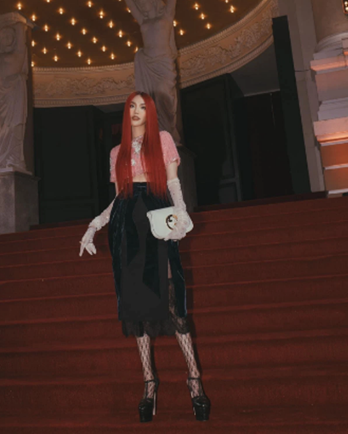 Lan Khuê gây tranh cãi với hành động hất tay nhân viên sự kiện Lan Khue gay tranh cai voi hanh dong hat tay nhan vien su kien