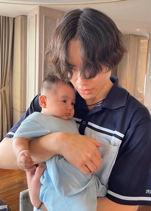 Gia Cát - con trai của Chi Bảo và vợ cũ Hồng Loan bồng bế bé Gia Khang khi về nước.