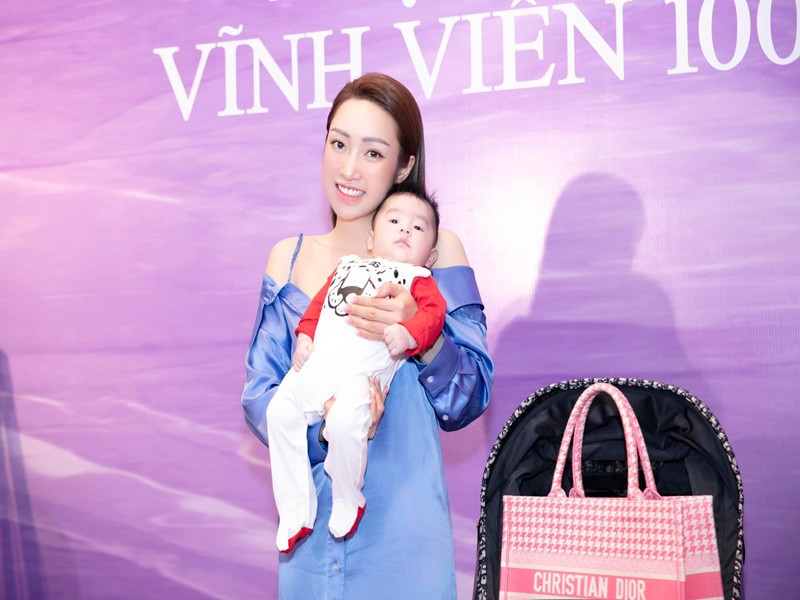 Nhóc tì nhà Chi Bảo - Lý Thùy Chang thi thoảng xuất hiện tại sự kiện bên bố mẹ.