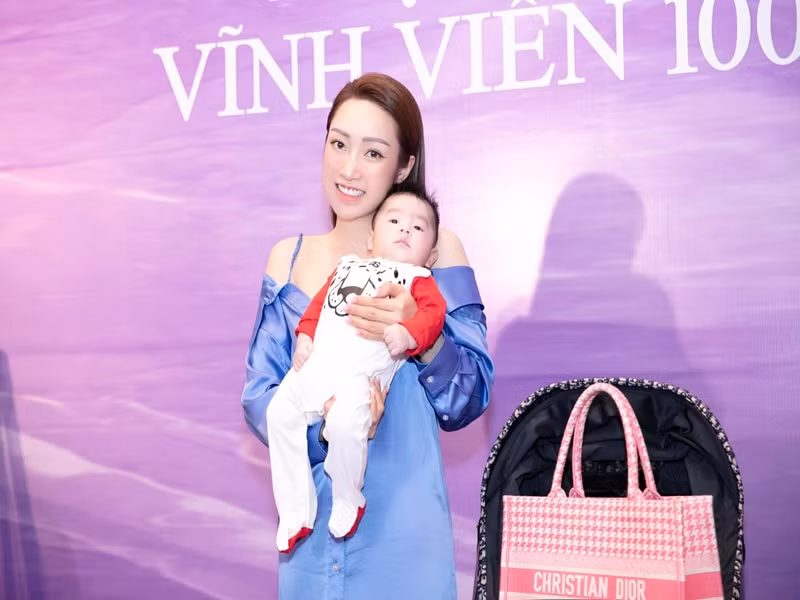 Nhóc tì nhà Chi Bảo - Lý Thùy Chang thi thoảng xuất hiện tại sự kiện bên bố mẹ.