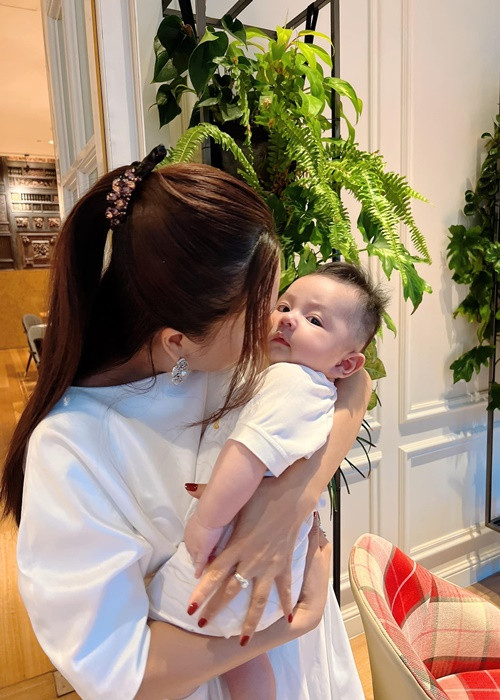 Ai nấy gặp bé Gia Khang cũng muốn cưng nịu cậu nhóc.