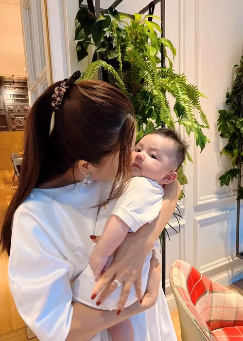 Ai nấy gặp bé Gia Khang cũng muốn cưng nịu cậu nhóc.