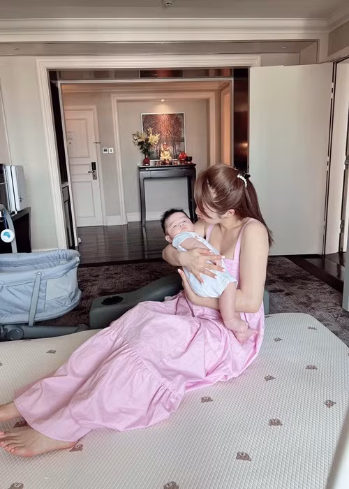 Dù mới chỉ vài tháng tuổi nhưng bé Gia Khang được nhiều người kỳ vọng sẽ là hot boy trong tương lai.