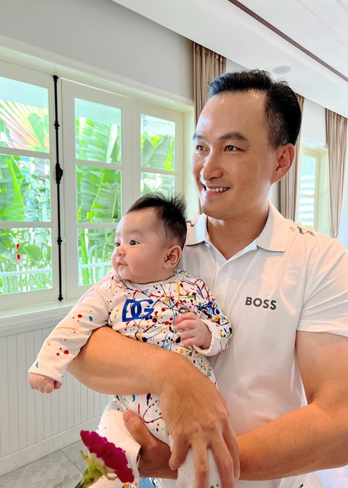 Chào đời vào ngày 1/1/2022, bé Gia Khang - con trai của Chi Bảo và Lý Thùy Chang có vẻ ngoài vô cùng đáng yêu.