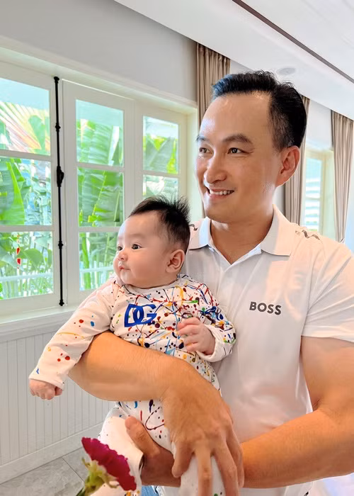 Con trai de thuong, ai nhin cung me cua Chi Bao va vo kem 16 tuoi