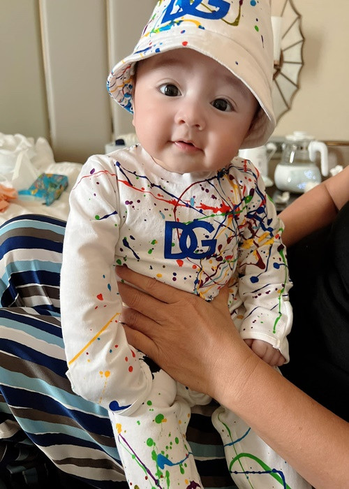 Nhóc tì nhà Chi Bảo trộm vía trông bụ bẫm với chân tay tròn lẳn, hai má phúng phính, đôi mắt to tròn đáng yêu.