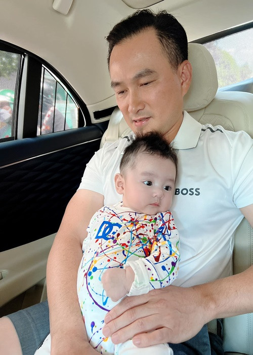 Vợ 3 kém 16 tuổi của Chi Bảo chia sẻ, bé Gia Khang như "búp bê" của của nhà.
