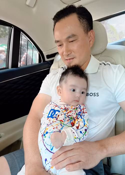 Vợ 3 kém 16 tuổi của Chi Bảo chia sẻ, bé Gia Khang như "búp bê" của của nhà.