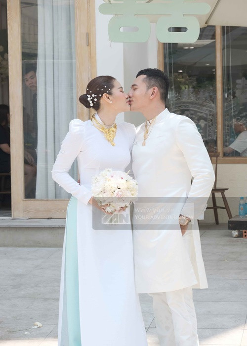 Trong ngày trọng đại, vợ chồng Lý Bình liên tục tình tứ. Ảnh: Yan