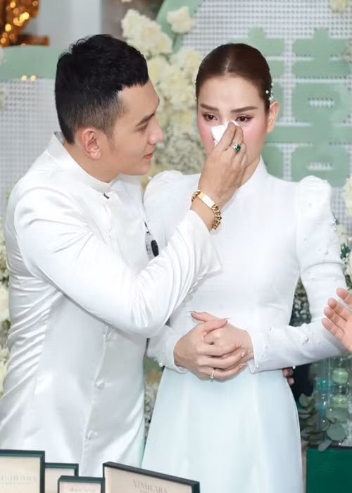 Theo Ngôi sao, khi về tổng số quà cưới nhận được, vợ chồng Phương Trinh cho biết, khoảng 10 tỷ đồng và không nhớ chính xác từng món để tính toán. Ảnh: Phụ nữ Việt Nam