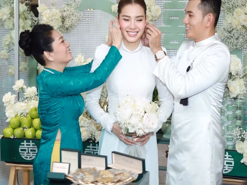 Phương Trinh được chồng và mẹ chồng đeo giúp trang sức. Ảnh: Phụ nữ Việt Nam