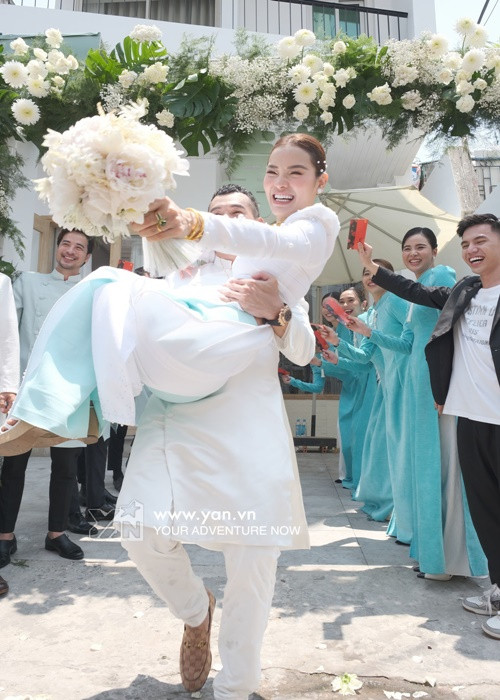 Phương Trinh được Lý Bình bế bổng trong hôn lễ. Ảnh: Yan