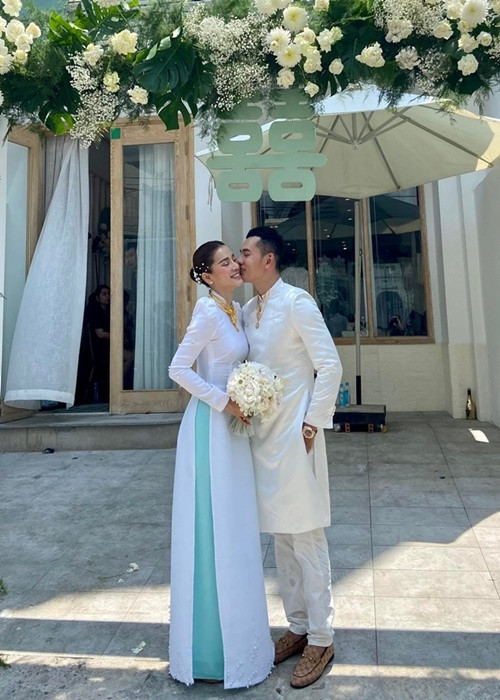 Lý Bình hôn má bà xã hơn 3 tuổi. Ảnh: Phụ nữ Việt Nam