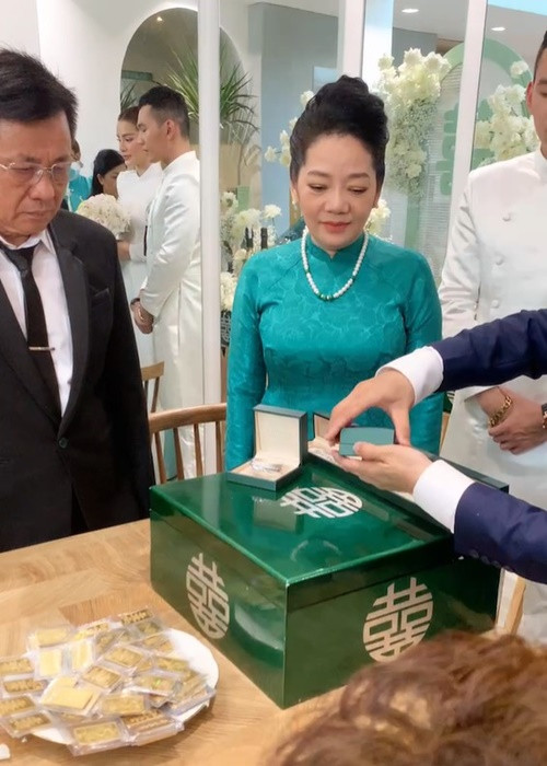 Phương Trinh nhận được sính lễ gồm 88 cây vàng, trang sức kim cương 2 tỷ. Bà xã của Lý Bình chia sẻ trên Yan: "Đó chính là ngày sinh của tôi và 88 đối với tôi cũng là một con số rất may mắn. Hy vọng 2 vợ chồng nhận được món quà đó sẽ làm ăn càng phát tài phát lộc và mong sớm có tin vui". Ảnh: Yeah1