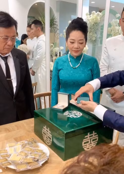 Phương Trinh nhận được sính lễ gồm 88 cây vàng, trang sức kim cương 2 tỷ. Bà xã của Lý Bình chia sẻ trên Yan: "Đó chính là ngày sinh của tôi và 88 đối với tôi cũng là một con số rất may mắn. Hy vọng 2 vợ chồng nhận được món quà đó sẽ làm ăn càng phát tài phát lộc và mong sớm có tin vui". Ảnh: Yeah1