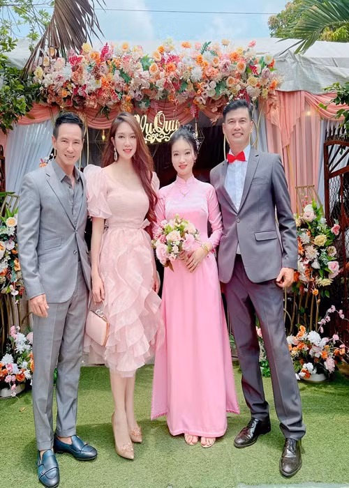 Tiết Cương cưới vợ ở tuổi 49. Nửa kia của nam diễn viên trẻ trung, xinh đẹp, không hoạt động trong showbiz. Ảnh: FBNV