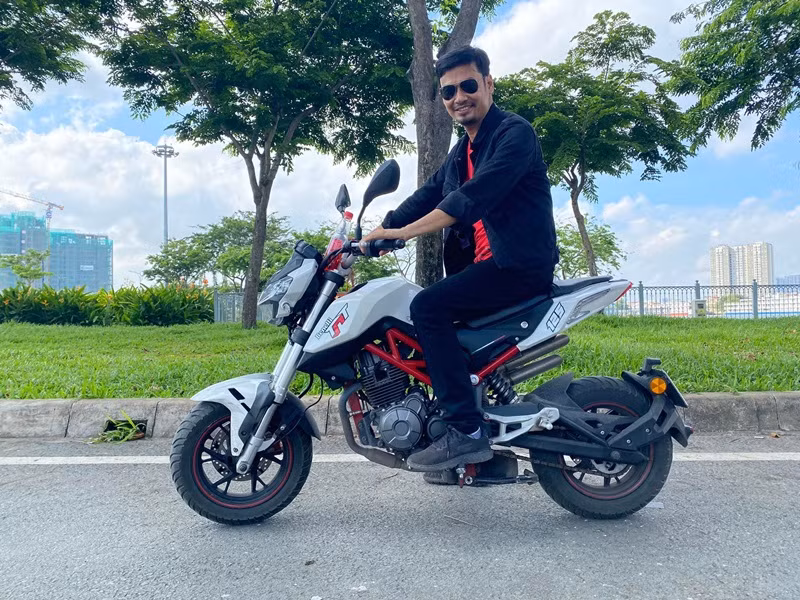 Tiết Cường từng chia sẻ trên Zing, hồi dưới quê, anh có mối tình đầu học trò rất dễ thương. Hai người quen nhau suốt 3 năm cấp 3 nhưng chưa một lần nắm tay, phải nói chuyện lén lút vì sợ bạn bè chọc ghẹo. Sau đó thi đại học mỗi đứa mỗi nơi, chuyện tình của Tiết Cương tan vỡ. Ảnh: FBNV