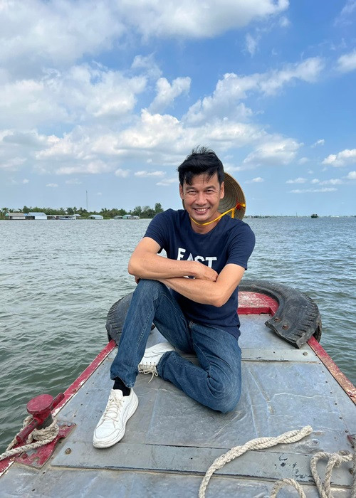 Sau đó, Tiết Cương quen một cô gái không làm cùng nghề. Yêu nhau một thời gian anh mới biết gia đình bạn gái đang làm giấy tờ để sang Mỹ định cư. Ngày tiễn người yêu sang Mỹ, Tiết Cương không cầm được nước mắt. 6 tháng sau, cô gái cũng lấy chồng. Ảnh: FBNV