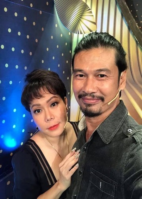 Trước đây, Tiết Cương yêu thầm Việt Hương khi cả hai học trường Nghệ thuật Sân khấu 2. Theo Tiết Cương, anh quá nhút nhát nên chưa kịp bày tỏ tình cảm thì cô bạn cùng lớp đã có người yêu. Ảnh: FBNV