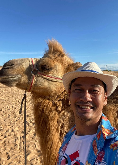 Năm cuối ra trường Nghệ thuật Sân khấu 2, Tiết Cương thích một cô gái khi làm phụ giảng cho nghệ sĩ Minh Nhí. Quen nhau một thời gian, Tiết Cường ra trường và thất nghiệp nên không dám nghĩ đến chuyện cưới xin. Vì vậy, người yêu của Tiết Cương quyết định sang Mỹ rồi kết hôn. Ảnh: FBNV