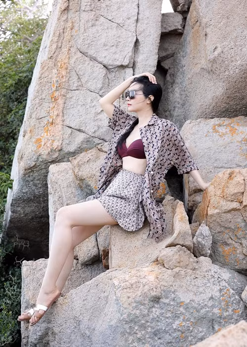 Hoa hậu đền Hùng 1992 vô cùng trẻ trung, gợi cảm ở tuổi 51. Ảnh: FBNV