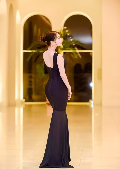 Cô là người đẹp đăng quang cuộc thi Hoa hậu quý bà đầu tiên ở Việt Nam năm 2009. Ảnh: FBNV