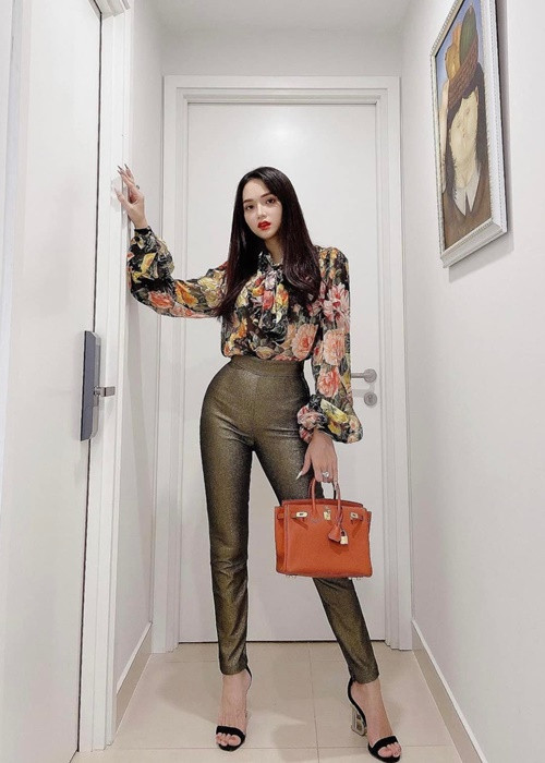 Nữ ca sĩ lấy ví dụ về dòng túi Birkin hay Kelly của Hermes tăng giá chóng mặt trong vài năm trở lại đây. Ảnh: FBNV