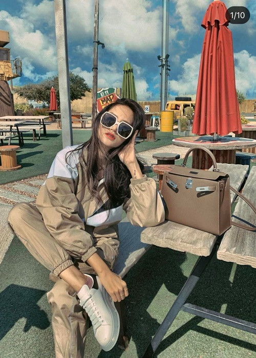 Theo Hương Giang, so với đầu tư đất hay nhà, thậm chí với đồng hồ thì rõ ràng giá trị của một chiếc túi nhỏ hơn (trừ túi cá sấu) chính vì thế một chiếc túi có thể không lãi nhiều. Ảnh: FBNV