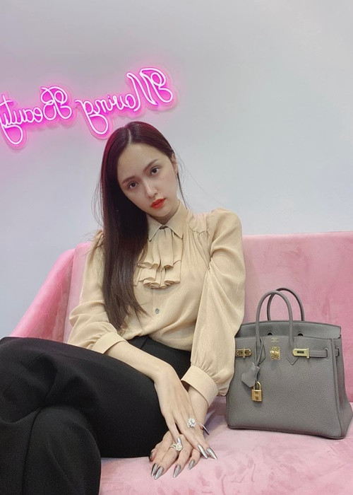 Hương Giang cho rằng nếu chọn đúng thương hiệu mẫu mã thì tài sản đó không hao hụt về giá lúc mua và lúc bán, thậm chí còn có thể sinh lời. Ảnh: FBNV