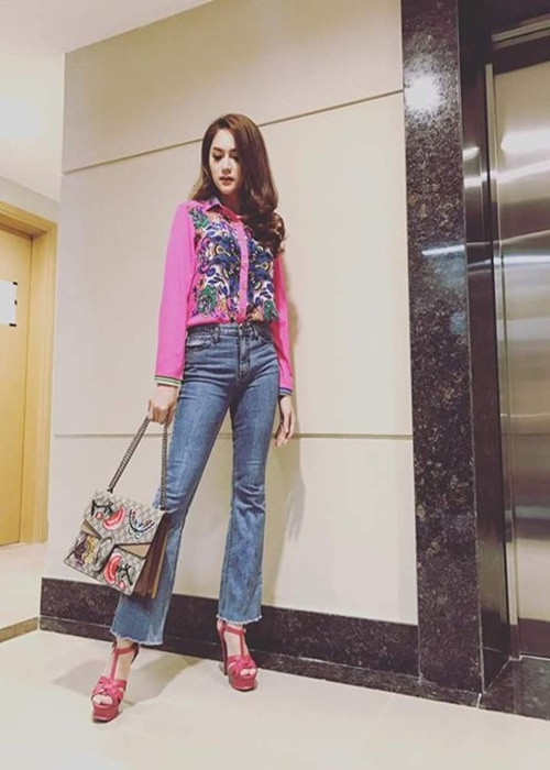 Cô khoe một mẫu túi Gucci giá trăm triệu. Ảnh: Dân Việt