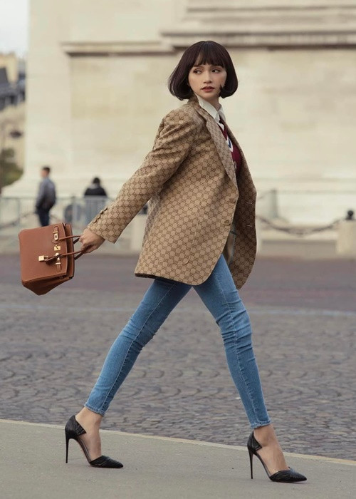 Cô chia sẻ, màu gold huyền thoại của Hermes lúc cô mua là 15.300 USD thì nay được bán ngoài thị trường với giá 29.000- 30.000 USD. Ảnh: FBNV