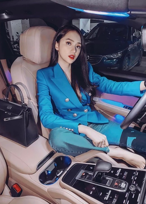 Hương Giang mua một mẫu túi giá 16.300 USD, giờ được bán với giá khoảng 30.000 USD. Ảnh: FBNV