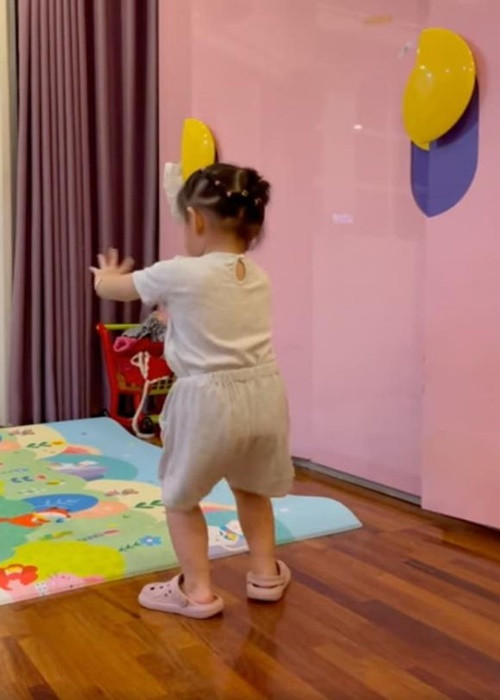 Con gái của Quách Ngọc Ngoan nhún nhảy theo nhạc trông "cưng xỉu". Ảnh: Công lý và xã hội