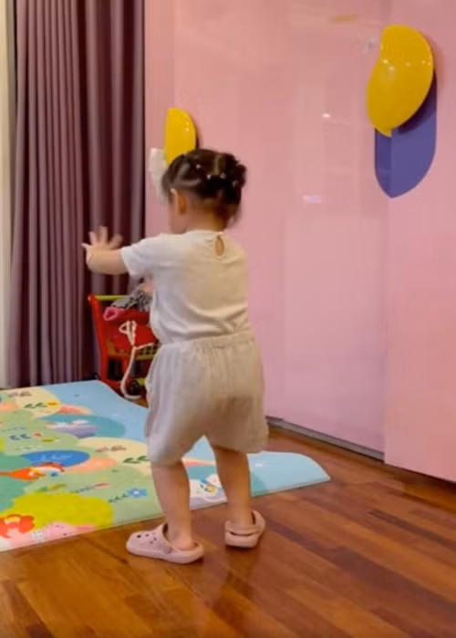 Con gái của Quách Ngọc Ngoan nhún nhảy theo nhạc trông "cưng xỉu". Ảnh: Công lý và xã hội