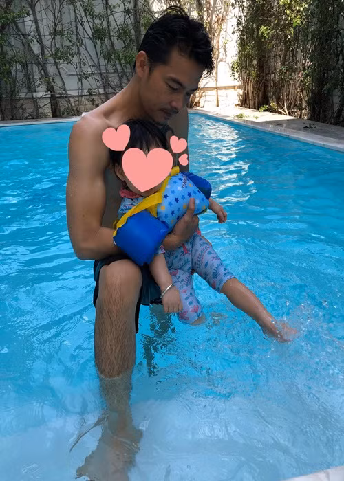 "Từ ngày em mê xem phim, ba đóng em mới chịu ăn cơm thì ba phải đi đóng nhiều phim để phục vụ em. Em yêu đàn chó, yêu đàn chim bồ câu thì ba lại phải mở rộng trang trại để phục vụ em. Nói chung yêu em nhất trên đời", Quách Ngọc Ngoan từng bày tỏ. Ảnh: FBNV