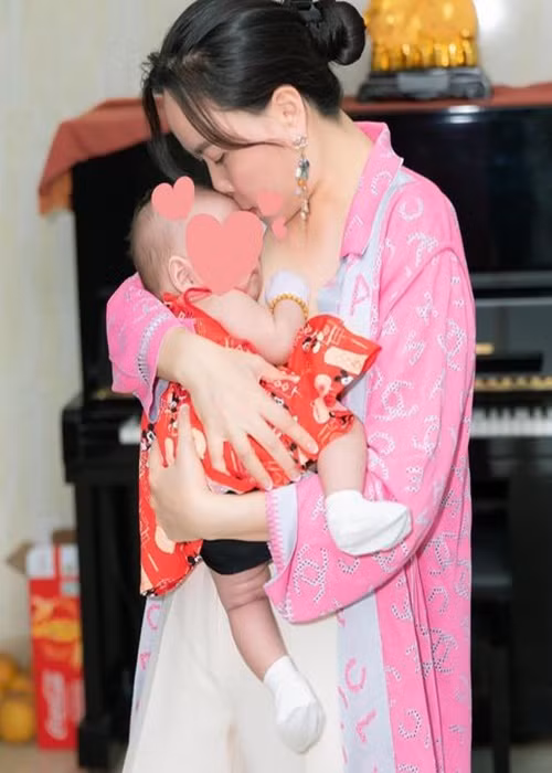 Doanh nhân Phượng Chanel cũng hết chiều chuộng bé Thanh Nhã. Ảnh: Instagram