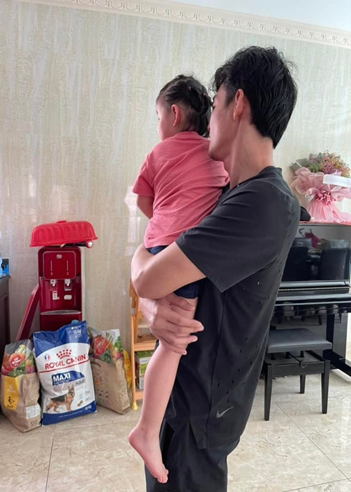 Quách Ngọc Ngoan là ông bố "nghiện con". Nam diễn viên chăm sóc con gái mỗi khi rảnh rỗi. Ảnh: FBNV