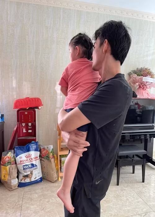 Quách Ngọc Ngoan là ông bố "nghiện con". Nam diễn viên chăm sóc con gái mỗi khi rảnh rỗi. Ảnh: FBNV